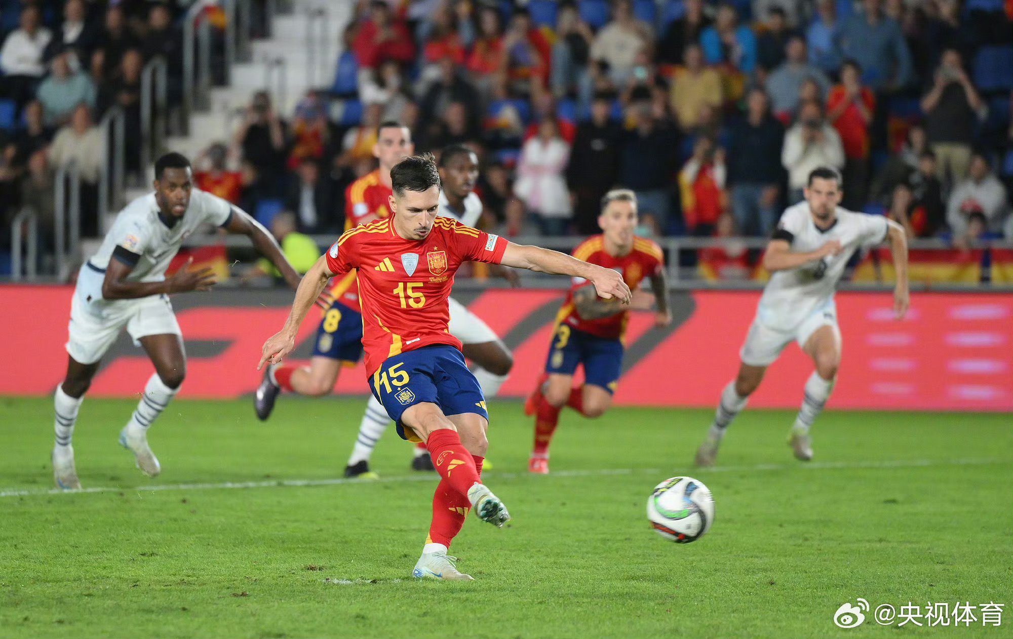 爱游戏官网包含赛后本菲卡备战欧联，临场应变细节曝光，引发热议，细节决定成败的词条